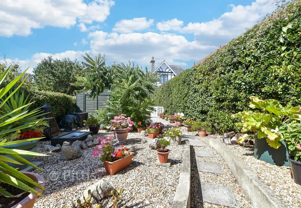 Front Garden - Ashey Road, Ryde, Isle of Wight - Wards of Kent