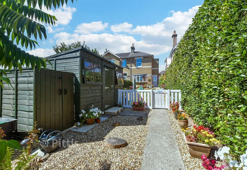 Front Garden - Ashey Road, Ryde, Isle of Wight - Wards of Kent