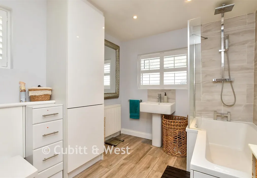 Bathroom - Crescent Drive North, Woodingdean, Brighton, East Sussex - Wards of Kent