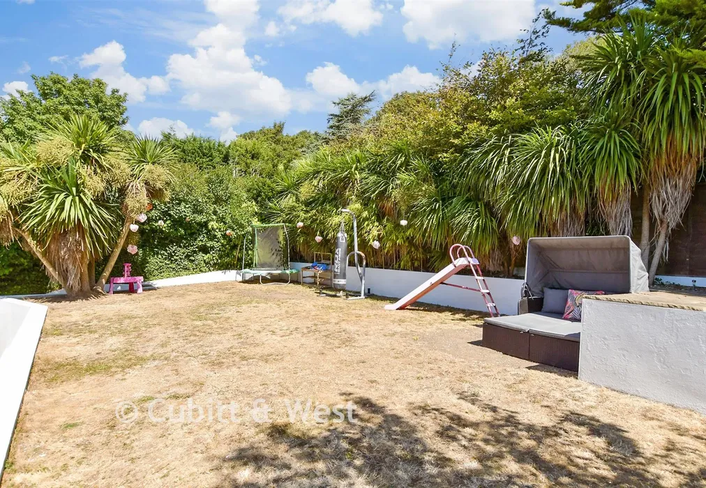 Rear Garden - Crescent Drive North, Woodingdean, Brighton, East Sussex - Wards of Kent