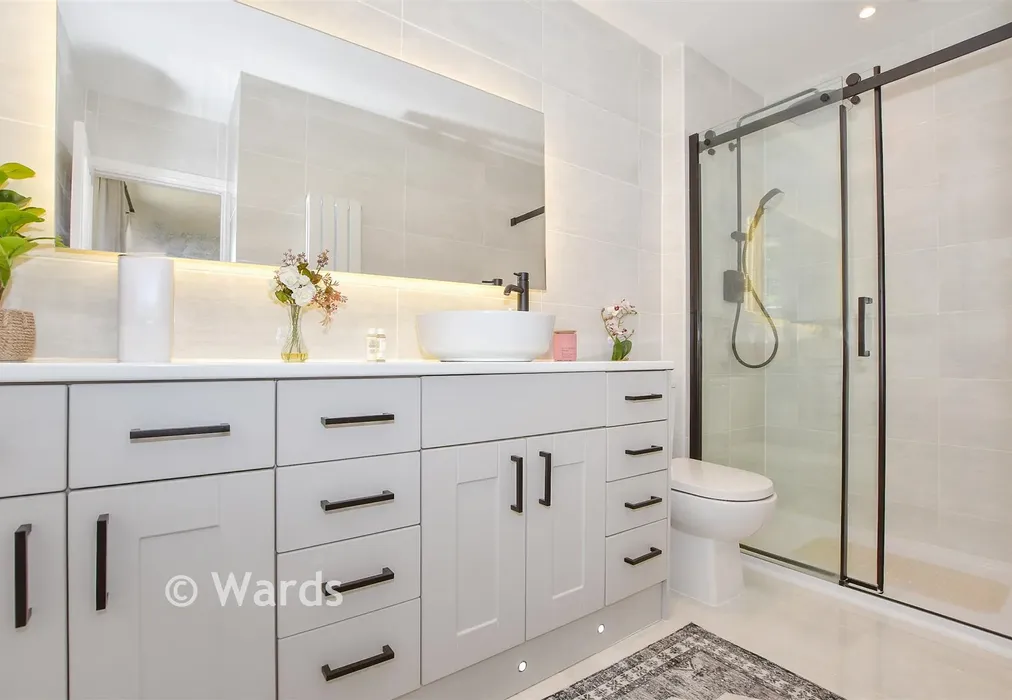 En Suite Shower Room - Pleasant Valley Lane, East Farleigh, Kent - Wards of Kent