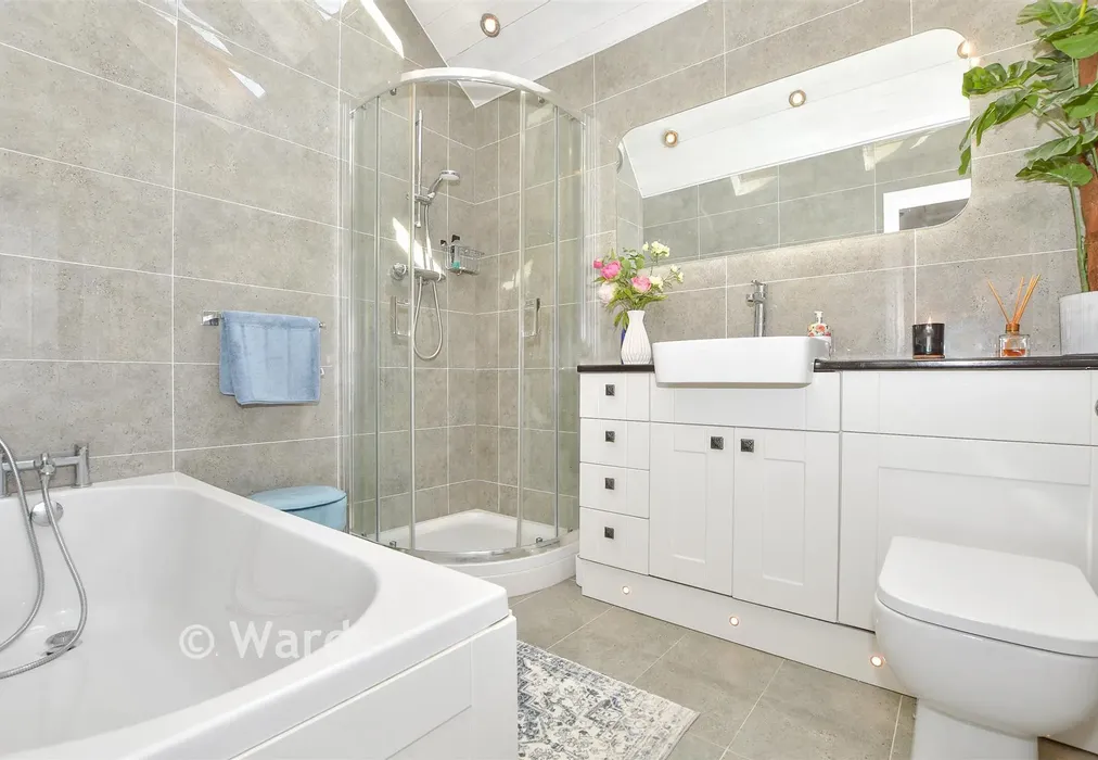 Bathroom - Pleasant Valley Lane, East Farleigh, Kent - Wards of Kent