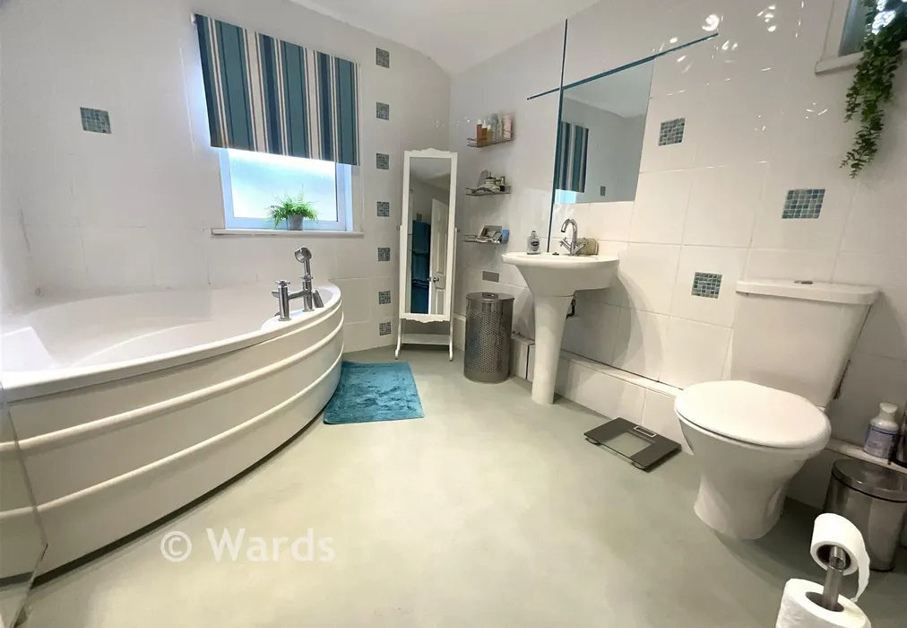 Bathroom - Quested Road, Folkestone, Kent - Wards of Kent