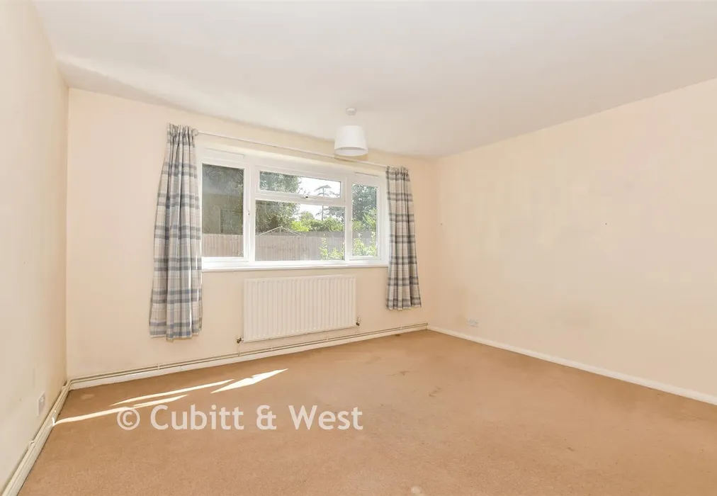 Bedroom 1 - Castle Close, Reigate, Surrey - Wards of Kent