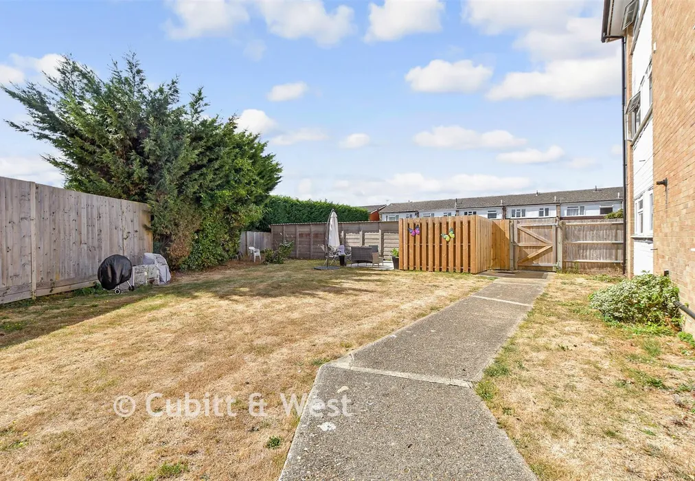 Communal Gardens - Castle Close, Reigate, Surrey - Wards of Kent