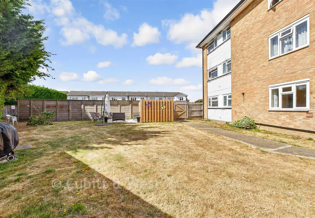 Communal Gardens - Castle Close, Reigate, Surrey - Wards of Kent