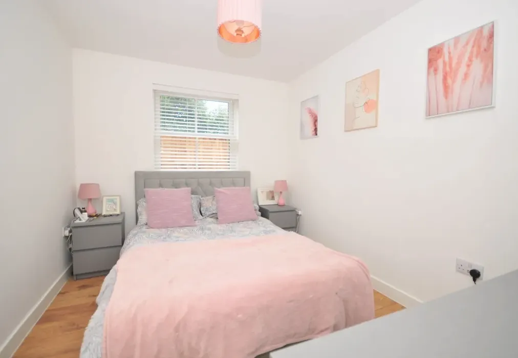 VicBedroom1 - Victoria Road, Horley, RH6 - Wards of Kent
