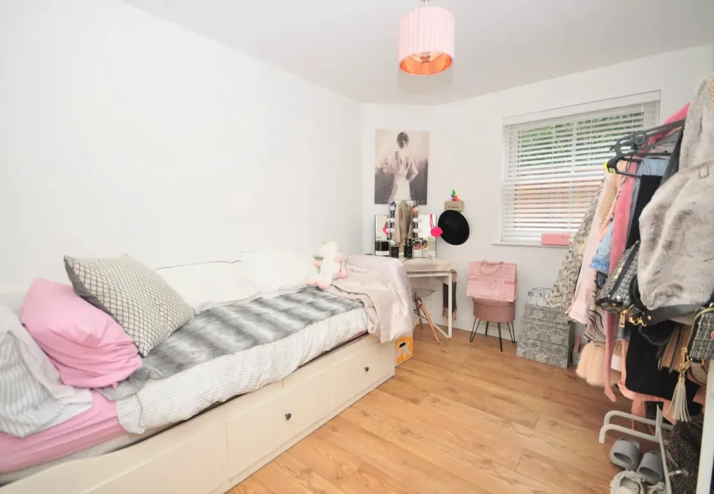 VicBedroom2 - Victoria Road, Horley, RH6 - Wards of Kent
