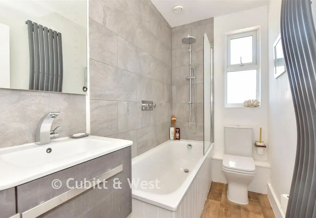 Bathroom - Bridge Road, Emsworth, Hampshire - Wards of Kent