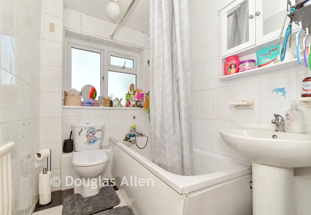 Bathroom - Warwick Road, Rainham, Essex - Wards of Kent