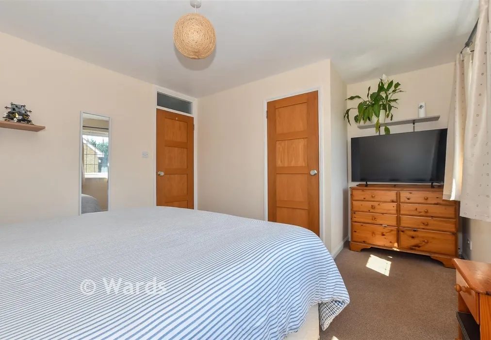 Bedroom 1 - Burdens, Headcorn, Ashford, Kent - Wards of Kent