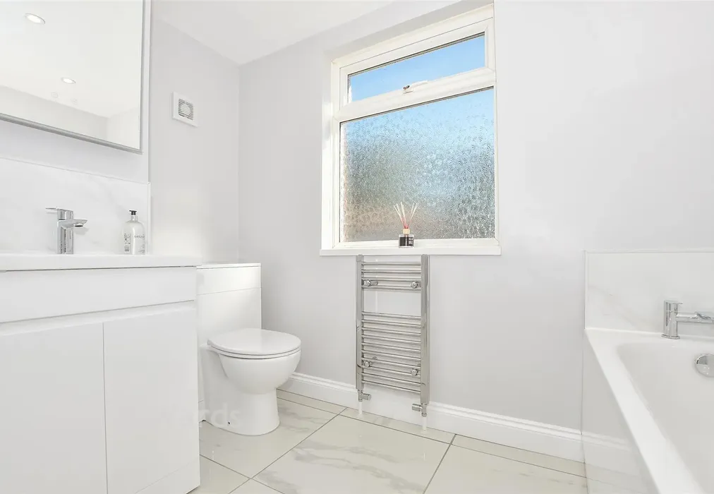 Bathroom - Beaufighter Road, West Malling, Kent - Wards of Kent