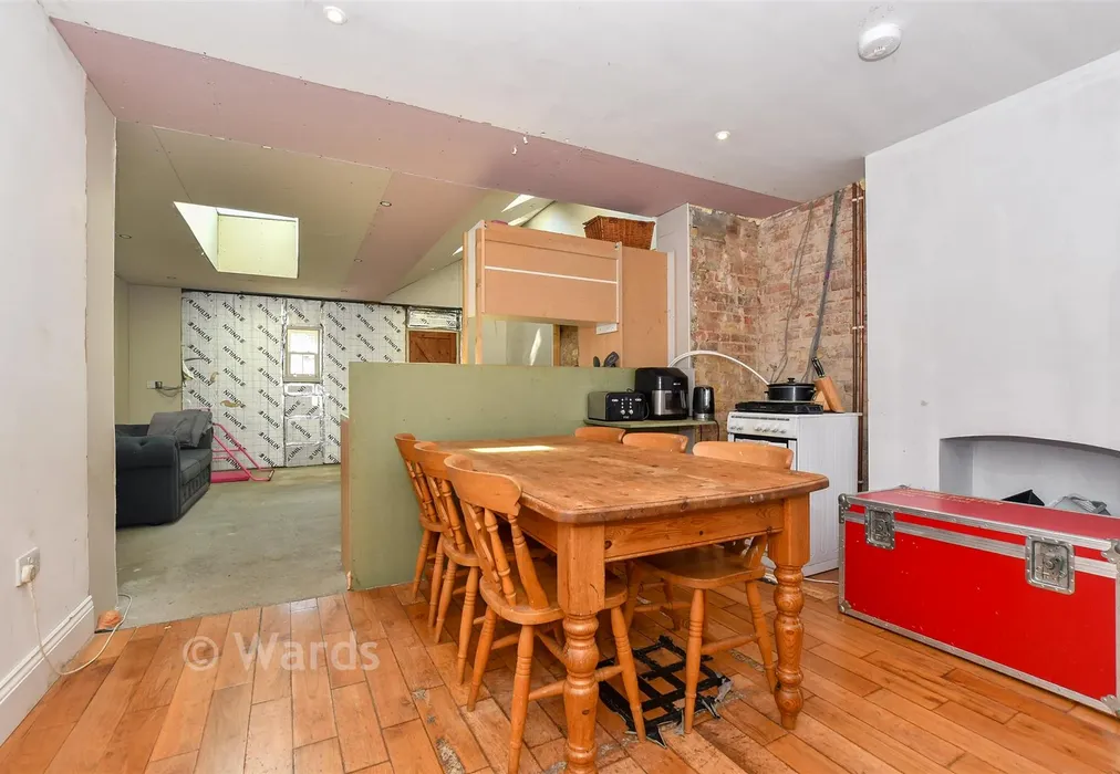 Kitchen - Mabledon Avenue, Ashford, Kent - Wards of Kent