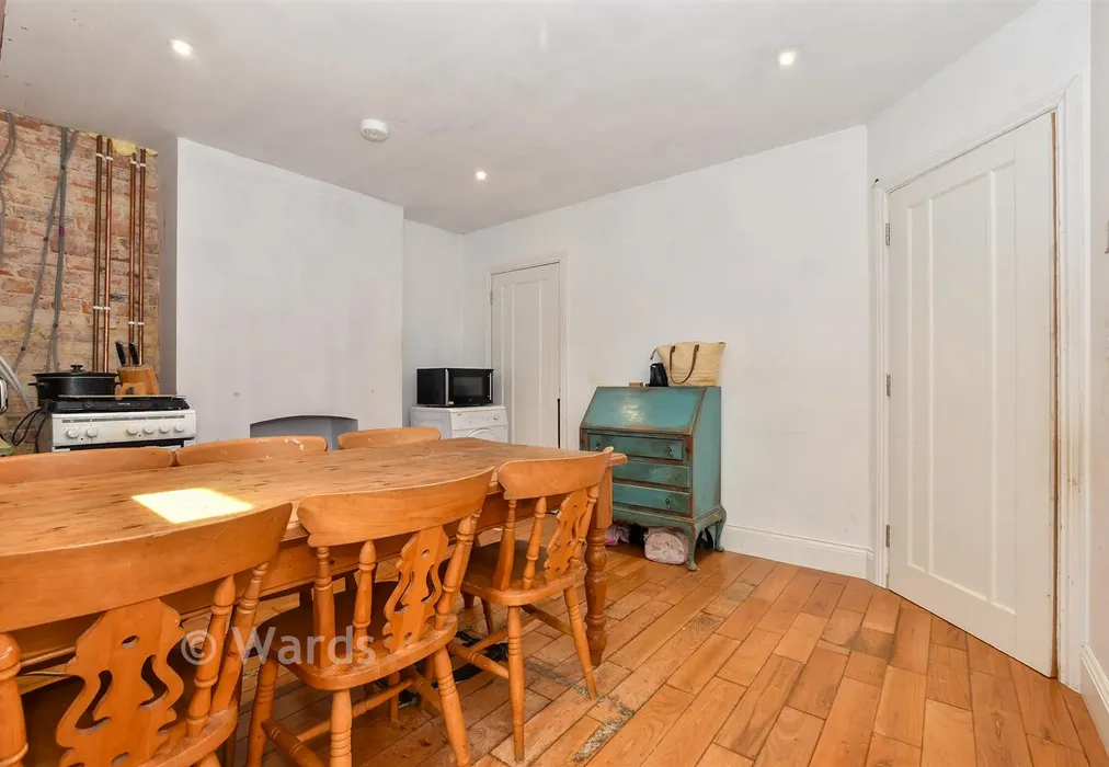 Kitchen - Mabledon Avenue, Ashford, Kent - Wards of Kent