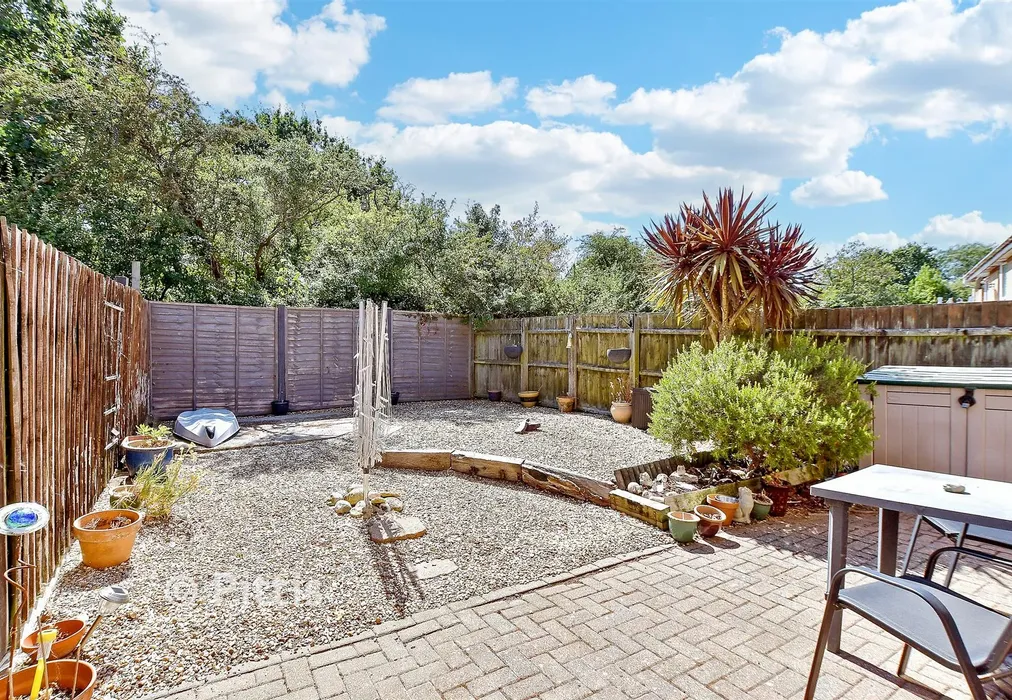 Rear Garden - Salisbury Way, Sandown, Isle of Wight - Wards of Kent