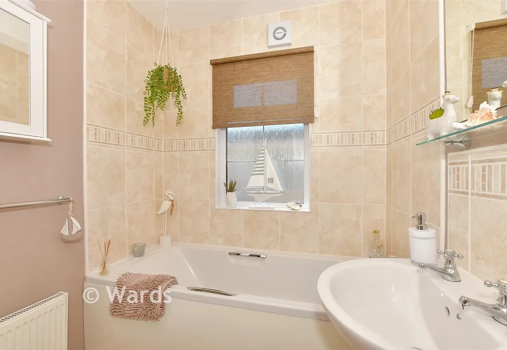 Bathroom - Faversham Road, Seasalter, Whitstable, Kent - Wards of Kent