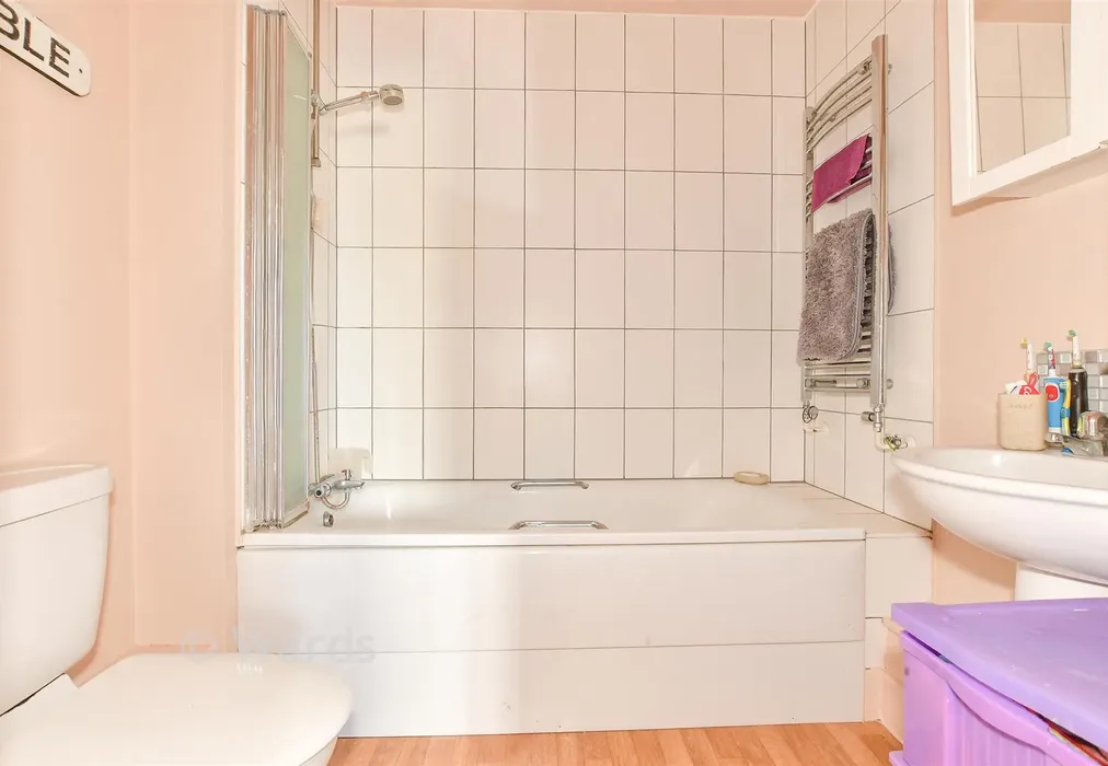 Bathroom - Wicketts End, Whitstable, Kent - Wards of Kent