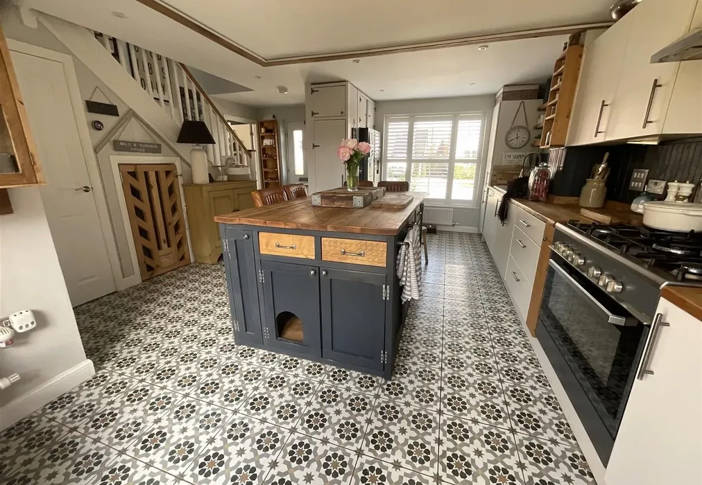 Kitchen - Nickolls Road, Hythe, Kent - Wards of Kent