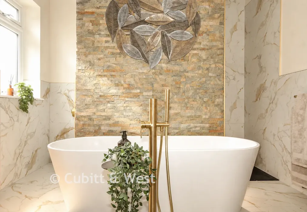 En-Suite - Coppice Hill, Coppice Hanger, Pulborough, West Sussex - Wards of Kent