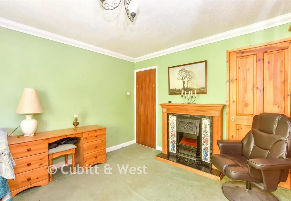 Bedroom 1 - Fraser Gardens, Southbourne, Emsworth, Hampshire - Wards of Kent