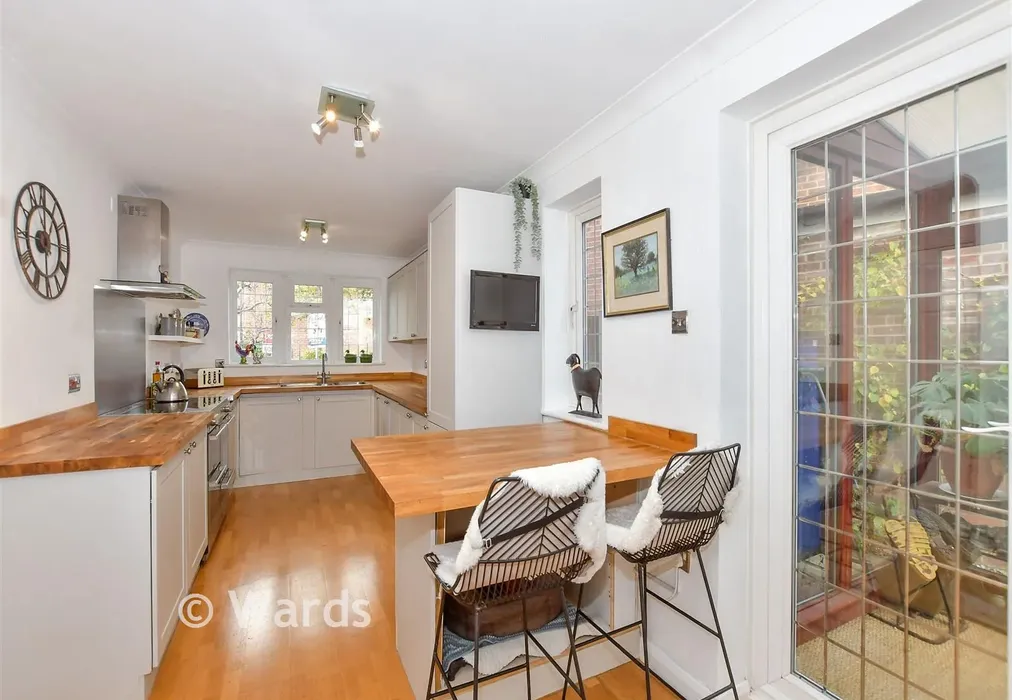 Kitchen - Ragstone Court, Ditton, Kent - Wards of Kent