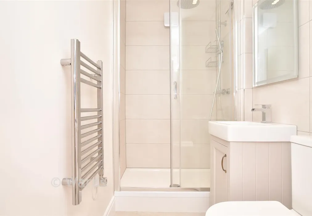 En-Suite Shower Room - High Street, Farningham, Dartford, Kent - Wards of Kent