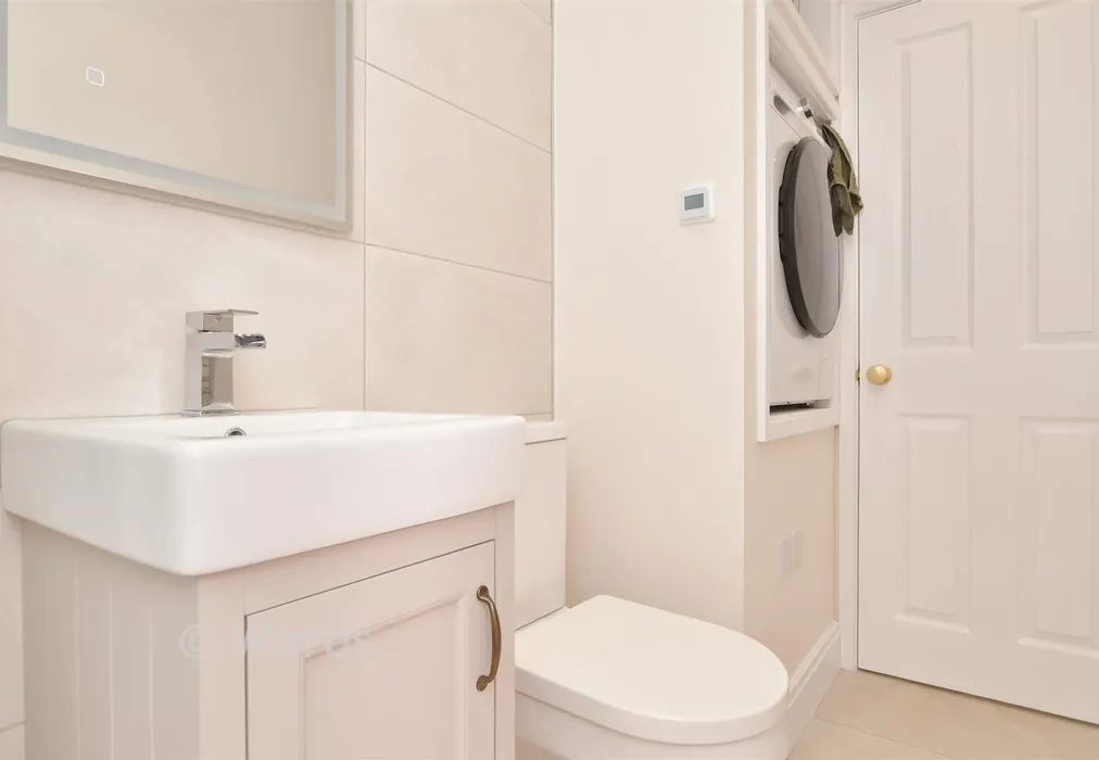 En-Suite Shower Room - High Street, Farningham, Dartford, Kent - Wards of Kent