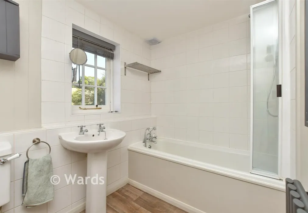 Bathroom - The Street, Newnham, Kent - Wards of Kent