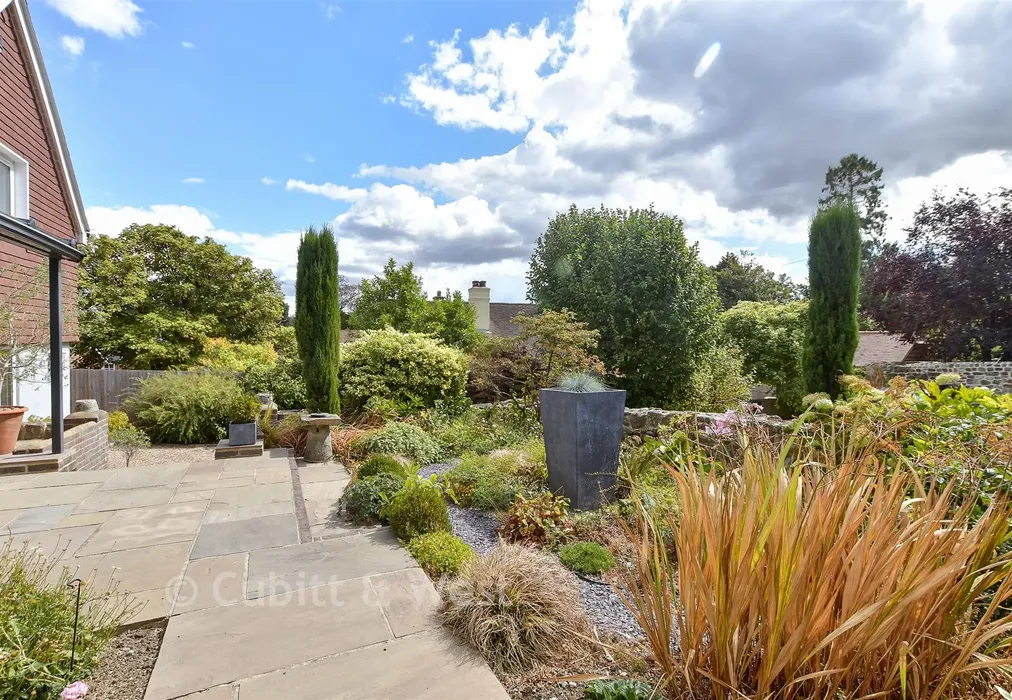 Front Garden - North Mead, Petworth, West Sussex - Wards of Kent