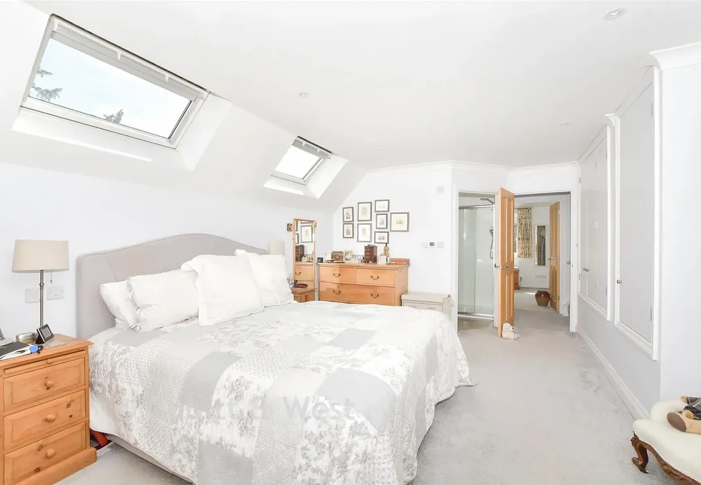 Bedroom 1 - North Mead, Petworth, West Sussex - Wards of Kent