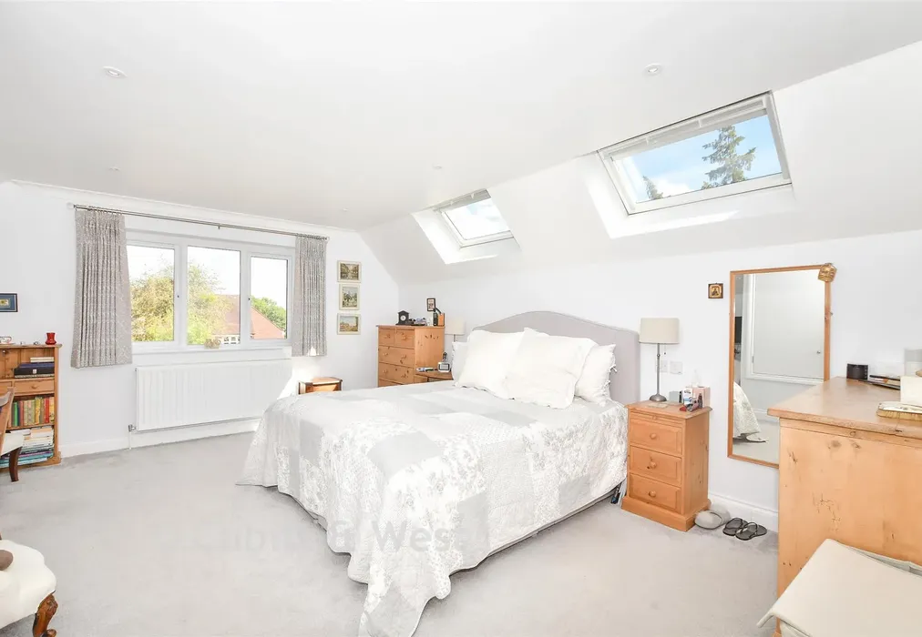 Bedroom 1 - North Mead, Petworth, West Sussex - Wards of Kent