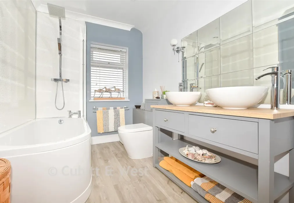 Bathroom - North Mead, Petworth, West Sussex - Wards of Kent