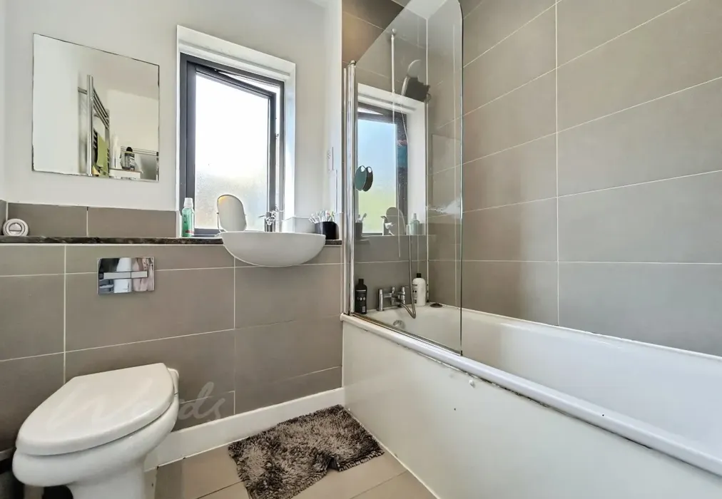 bathroom - Bluebell Walk Tunbridge Wells TN2 - Wards of Kent