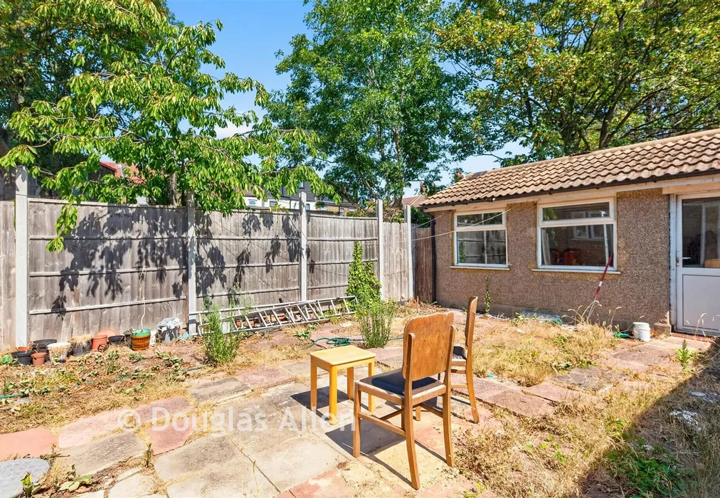 Outbuilding - Colenso Road, Ilford, Essex - Wards of Kent