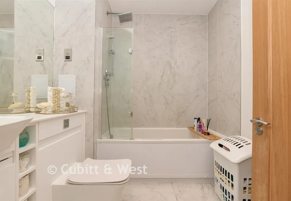 Bathroom - Station Road, Redhill, Surrey - Wards of Kent