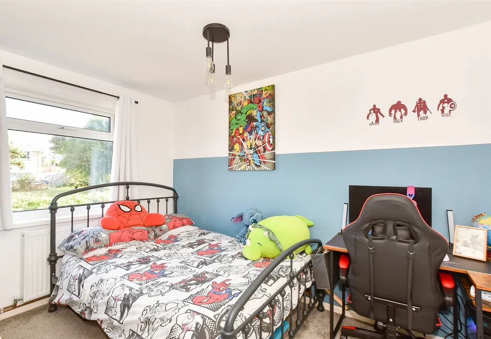 Bedroom 4* - Solent Gardens, Freshwater, Isle of Wight - Wards of Kent