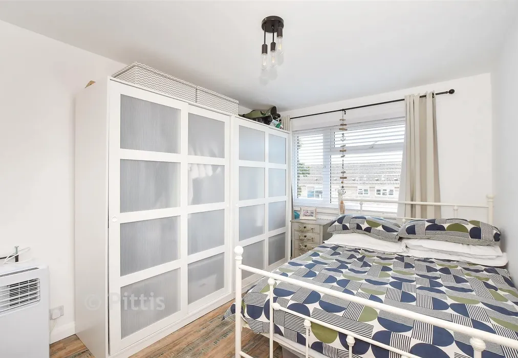 Bedroom 2 - Solent Gardens, Freshwater, Isle of Wight - Wards of Kent