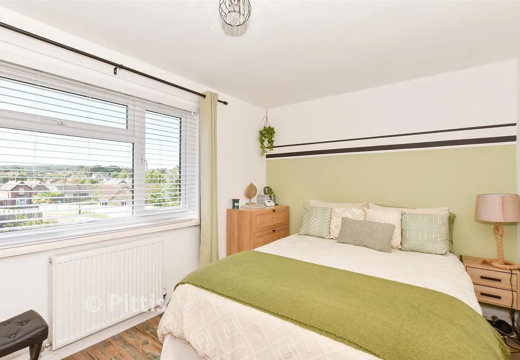 Bedroom 1 - Solent Gardens, Freshwater, Isle of Wight - Wards of Kent
