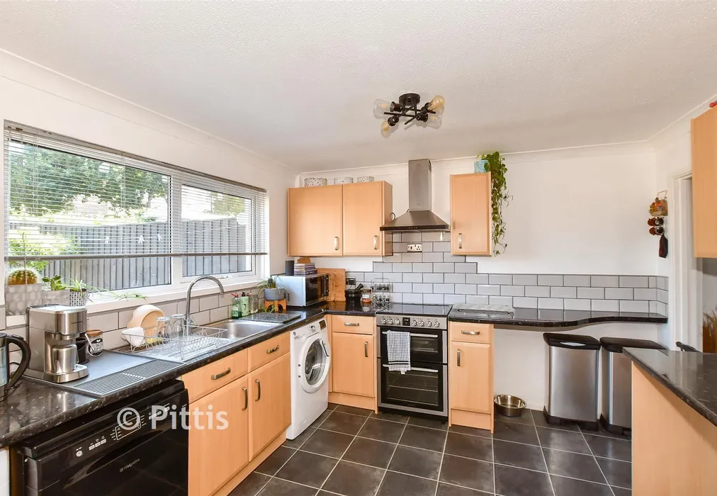 Kitchen - Solent Gardens, Freshwater, Isle of Wight - Wards of Kent