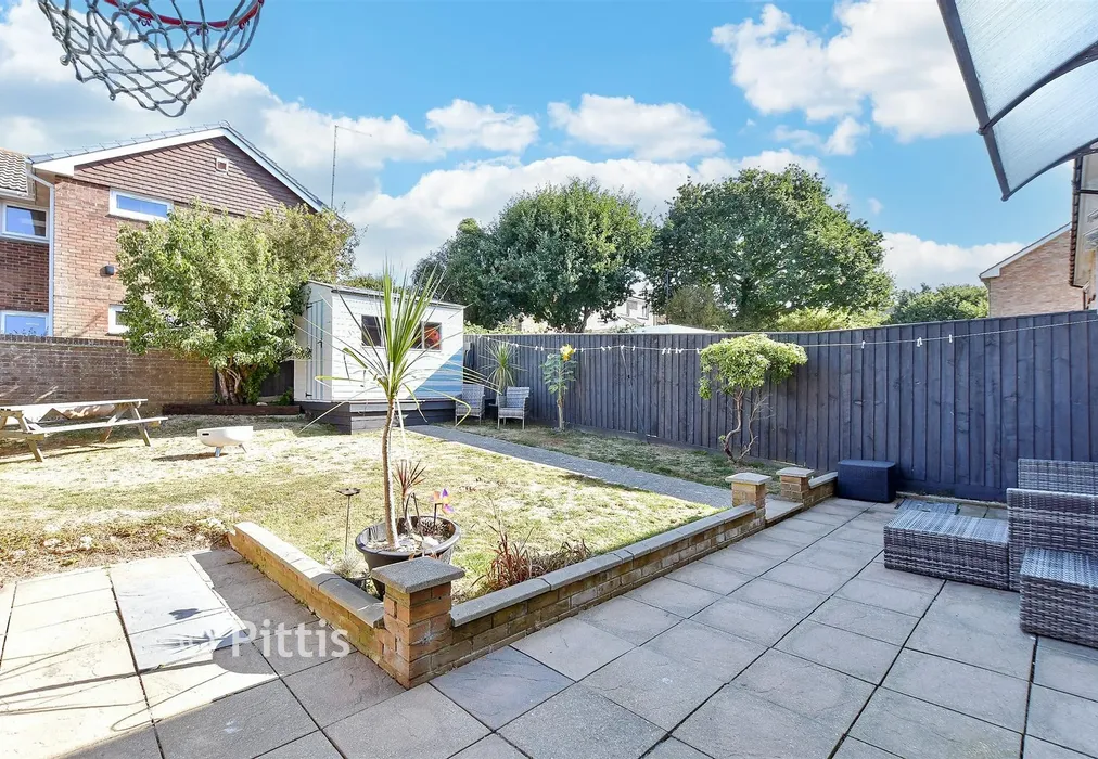 Rear Garden - Solent Gardens, Freshwater, Isle of Wight - Wards of Kent