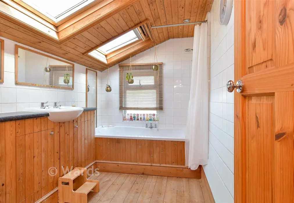 Bathroom - Trafalgar Street, Gillingham, Kent - Wards of Kent