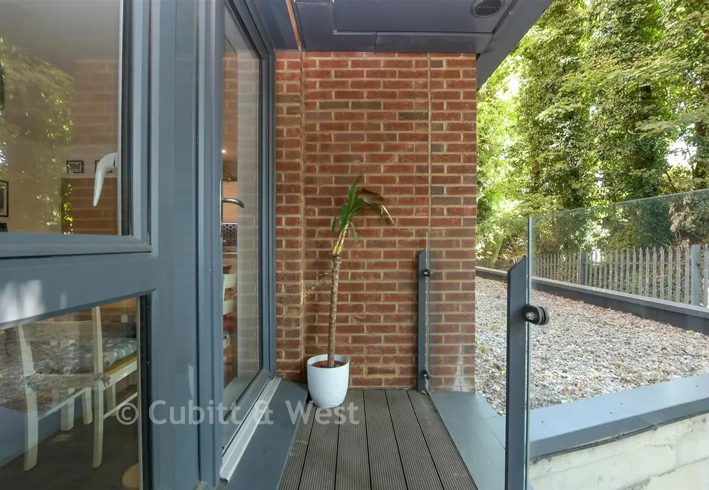 Balcony - Marketfield Way, Redhill, Surrey - Wards of Kent