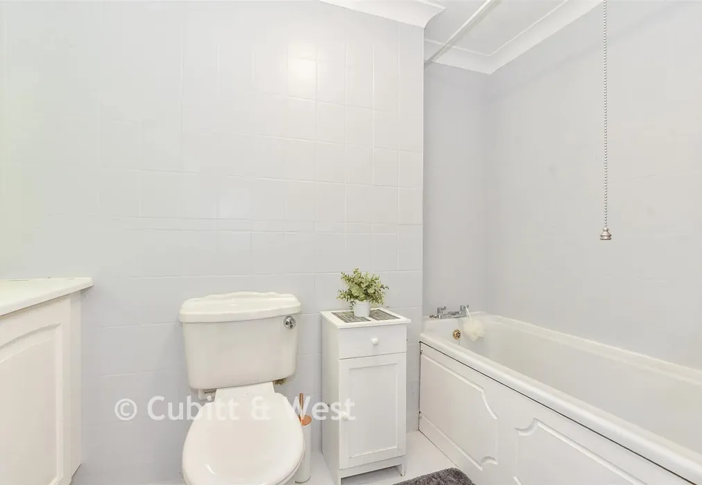 En-Suite Bathroom - Marrels Wood Gardens, Purbrook, Hampshire - Wards of Kent