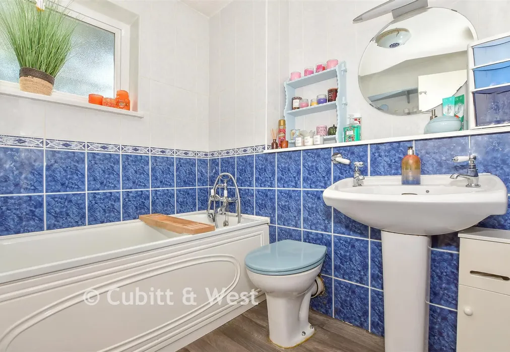 Bathroom - Pixton Way, Forestdale, Croydon, Surrey - Wards of Kent
