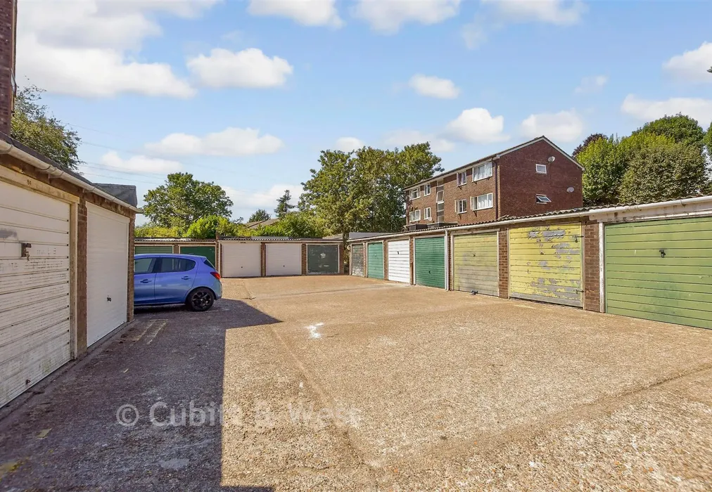 Garage - Pixton Way, Forestdale, Croydon, Surrey - Wards of Kent