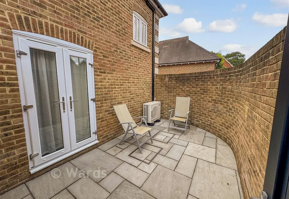 Courtyard Garden - Hawkridge Grove, Kings Hill, Kent - Wards of Kent