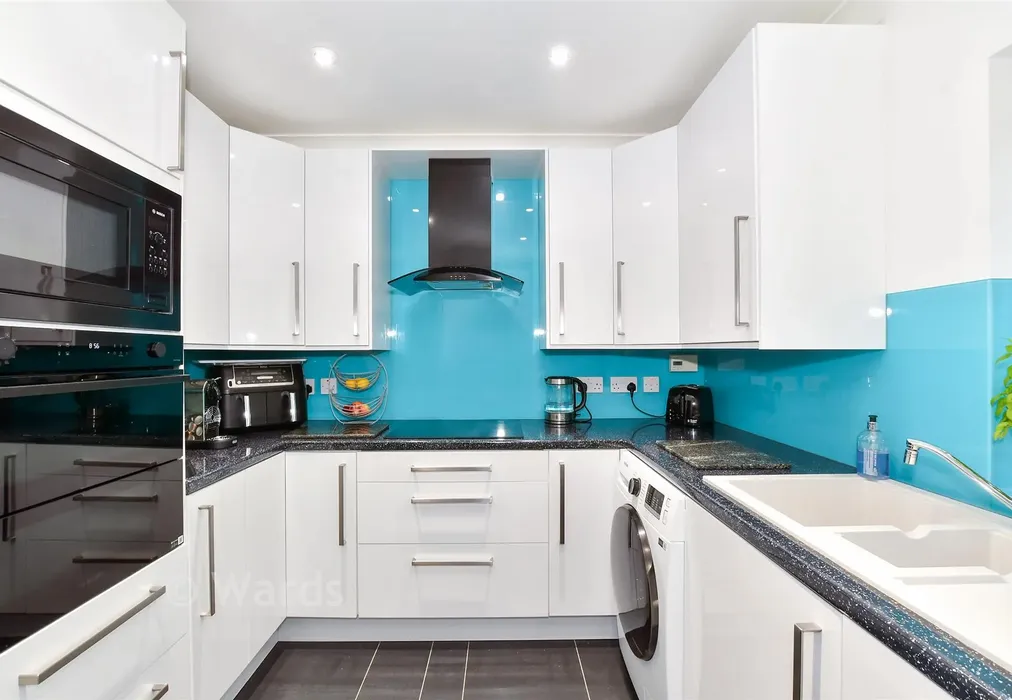 Kitchen - Hawkridge Grove, Kings Hill, Kent - Wards of Kent