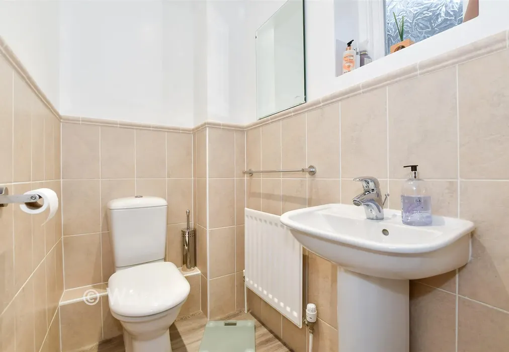 Cloakroom - Hawkridge Grove, Kings Hill, Kent - Wards of Kent