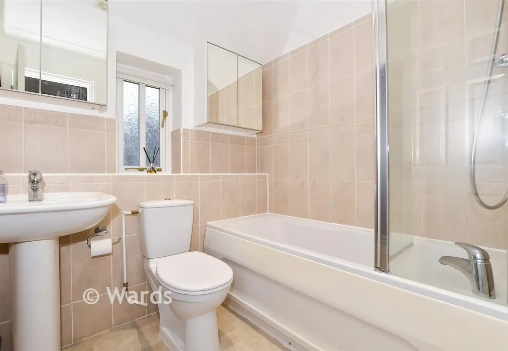 Bathroom - Hawkridge Grove, Kings Hill, Kent - Wards of Kent