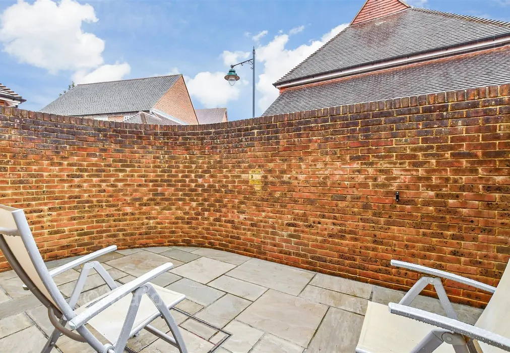 Rear Garden - Hawkridge Grove, Kings Hill, Kent - Wards of Kent